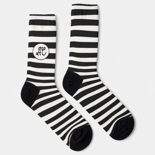 Schwarz-weiße Streifen mit Ihren Initialen Socken (Rechts)