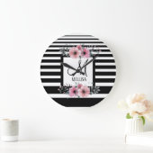 Schwarz-weiße Streifen Rosa Floral Monogramm Große Wanduhr (Zuhause)