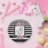 Schwarz-weiße Streifen Rosa Floral Monogramm Pappteller (Party)