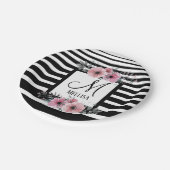 Schwarz-weiße Streifen Rosa Floral Monogramm Pappteller (Schrägansicht)