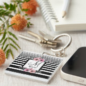 Schwarz-weiße Streifen Rosa Floral Monogramm Schlüsselanhänger (Vorderseite rechts)