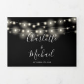 Schwarz-weiße String Lights Script Monogram Weddin Dreifach Gefaltete Einladung (Cover)