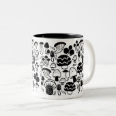 Schwarz-weiße Tasse im Pilz (VorderseiteRechts)