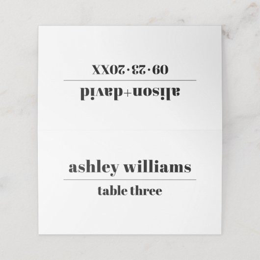 Schwarz-weiße Typografie minimalistische Hochzeit Platzkarte (Außenseite Aufgefaltet)
