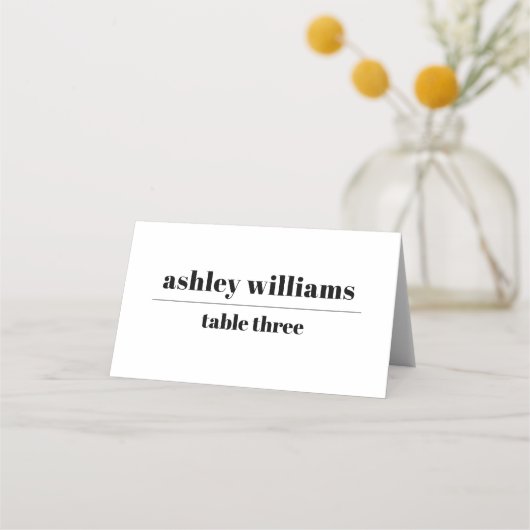 Schwarz-weiße Typografie minimalistische Hochzeit Platzkarte (Vorderseite)