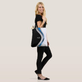 Schwarz-weiße und blaue moderne Kurven mit Monogra Tasche (Am Model)