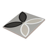 Schwarz-weiße und graue Blütenblätter mit vier Blu Fliese (Seite)