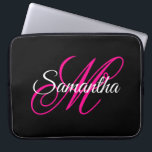 Schwarz-weiße und Hot-Pink-Extravagant-Script-Mono Laptopschutzhülle<br><div class="desc">Ein gürteliges personalisiertes Monogramm mit einem extravaganten Kalligraphieskript, das in heiß rosa und weiß mit einem schwarzen Hintergrund in solider Farbe paart. Erstellen Sie Ihre eigene hübsche Notebook-Hülle für sie. Passen Sie den Stil des Schriftartes oder die Farben an, um dem Lieblingsrosa Ihrer Tochter zu entsprechen. Der extravagante blüh, der...</div>
