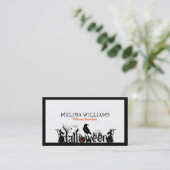 Schwarz-weiße und orangefarbene Halloween-Typograf Visitenkarte (Stehend Vorderseite)