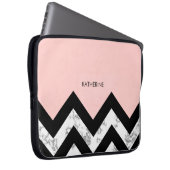 Schwarz-weiße und rosa Chevronen Laptopschutzhülle (Vorne Rechts)