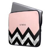 Schwarz-weiße und rosa Chevronen Laptopschutzhülle (Vorderseite Links)