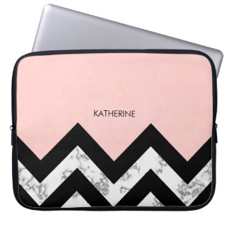 Schwarz-weiße und rosa Chevronen Laptopschutzhülle