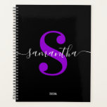 Schwarz-weiße und violette Monogramm im modernen S Planer<br><div class="desc">Ein personalisiertes Monogramm in weißem,  trendigem Stil mit moderner Kalligraphie gepaart mit einem lila violetten,  eleganten und modernen Schriftart. Erhöhen oder verkleinern Sie die für Ihr Monogramm benötigte Größe des Schriftartes. Passen Sie die minimalistisch schwarze Hintergrundfarbe an. Behalt das Format des Schuljahres oder ändere den Anzug deiner Bedürfnisse.</div>