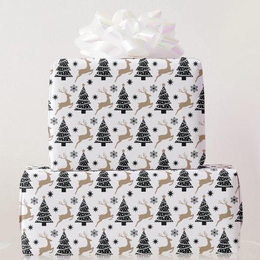 Schwarz-weiße Weihnachtsbäume, die 5-mal Hirsche s Geschenkpapier