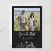 Schwarz-weiße Wildblume Chic Foto QR Code Hochzeit Einladung (Vorderseite)