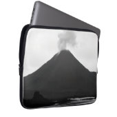 Schwarz-weißer ausbrechender Vulkan Laptopschutzhülle (Vorne Rechts)