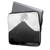 Schwarz-weißer ausbrechender Vulkan Laptopschutzhülle (Vorderseite Links)