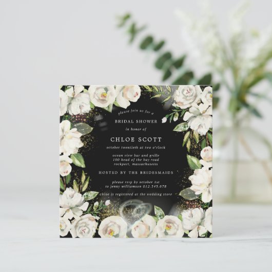 Schwarz-weißer Blumenplatz Bridal Dusche Einladung (Stehend Vorderseite)
