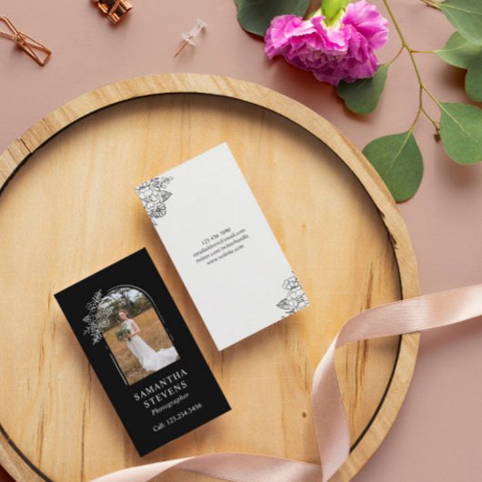 Schwarz-weißer Blütenbogen-Handfotograf Visitenkarte