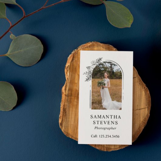 Schwarz-weißer Blütenbogen-Handfotograf Visitenkarte