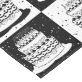Schwarz-weißer Cake-Checker-Blockdruck Tischdecke (Schrägansicht)