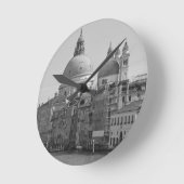 Schwarz-weißer Canal Venedig Italien Reisen Runde Wanduhr (Winkel)