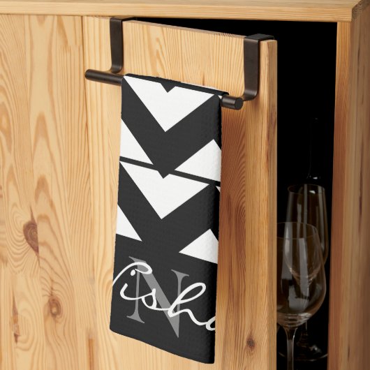 Schwarz-weißer Chevron-Monogramm Geschirrtuch (Drittel gefaltet)
