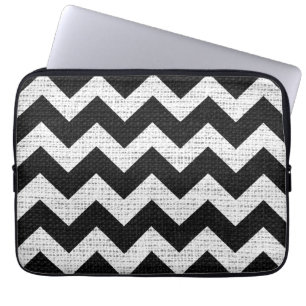 Schwarz-weißer Chevron-Zickzack-Burlap-Jute Laptopschutzhülle