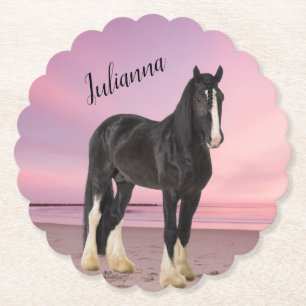 Schwarz-weißer Clydesdale am Strand bei Sonnenunte Untersetzer