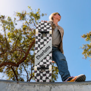 Schwarz-weißer einzigartiger Schachbrettstil mit S Skateboard