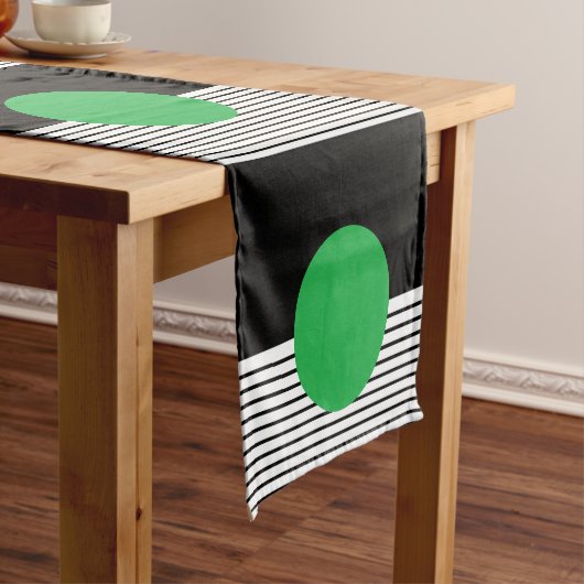Schwarz-weißer Farbblock und grüner Kreis Kurzer Tischläufer (Beispiel)