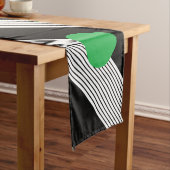 Schwarz-weißer Farbblock und grüner Kreis Kurzer Tischläufer (Beispiel)