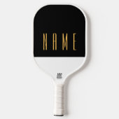 Schwarz-weißer Farbblocktext mit drei Vierteln Pickleball Schläger (Rückseite)