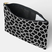 Schwarz-weißer Giraffen-Druck-Monogramm Zubehörtasche (Offen)