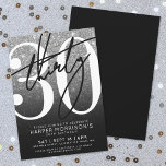 Schwarz-weißer Glitzer 30. Geburtstag Einladung<br><div class="desc">Silver Glitzer Schwarz und Weiß 30. Geburtstag Party Einladung. Feiern Sie mit diesem feinen und schicken Design dreißig Stilrichtungen. In der oberen Hälfte befindet sich eine weiße "30" mit einem handgeschriebenen schwarzen Drehbuch "Dreißig", das auf einem Imitat mit einem silbernen Glitzer-Hintergrund stehend ist, der in einen schlichten schwarzen Farbverlauf verblasst....</div>