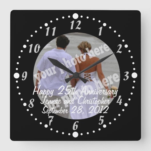 Schwarz-weißer Happy Anniversary Foto Clock Square Quadratische Wanduhr (Vorderseite)