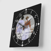 Schwarz-weißer Happy Anniversary Foto Clock Square Quadratische Wanduhr (Winkel)