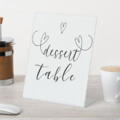 Schwarz-weißer Hochzeittisch mit modernem Herzen Sockelschild (In SItu)