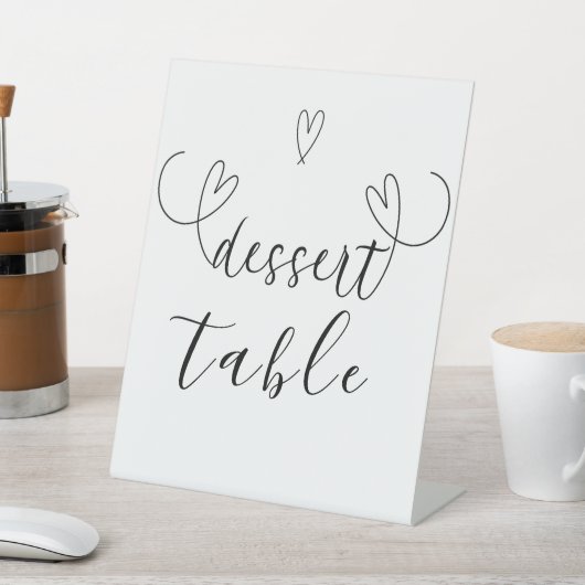 Schwarz-weißer Hochzeittisch mit modernem Herzen Sockelschild (In SItu)