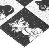 Schwarz-weißer Katzenmonogramm-Block Tischdecke (Schrägansicht)
