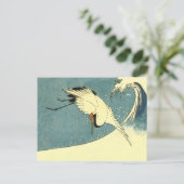 Schwarz-weißer Kranvogel, der über die Ozeanwelle  Postkarte (Stehend Vorderseite)