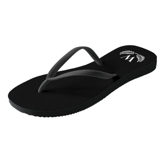 Schwarz-weißer Lorbeerkranz-Monogramm-Anfangsbuchs Badesandalen (Schrägansicht)
