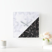 Schwarz-weißer Marmor Rose geometrisch Quadratische Wanduhr (Zuhause)