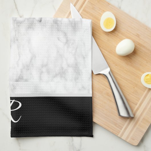 Schwarz-weißer Marmorstil Monogram Personalisiert Geschirrtuch (Viertel Falte)