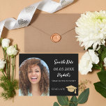Schwarz-weißer moderner Foto Bogen Abschluss Save The Date<br><div class="desc">Ein Foto Save the Date eine Karte für einen Abschluss. vorne: Fügen Sie Ihr eigenes Foto in vertikaler Größe des Absolventen hinzu. Rahmen für Foto. Ein klassischer schwarzer Hintergrund, weißer Text. Vorlagen für Namen und Datum. Der Name und der Text: Save the Date sind mit einem modernen handgeschriebenen Stilskript geschrieben....</div>