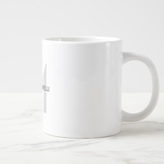 Schwarz-weißer Name der grauen Monogramm Jumbo-Tasse (Rechts)