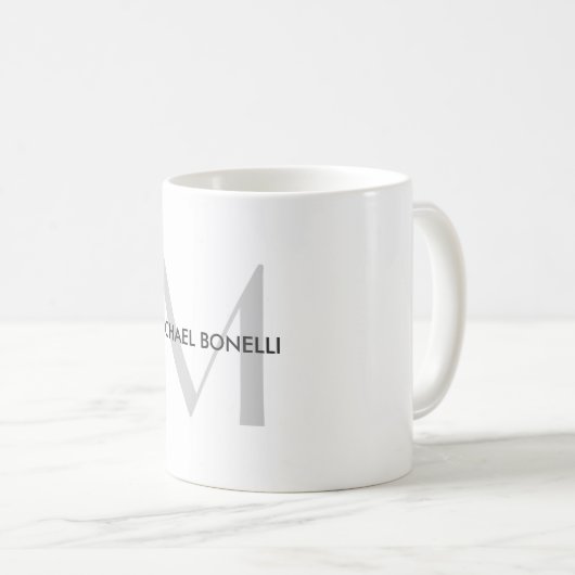 Schwarz-weißer Name der grauen Monogramm Kaffeetasse (VorderseiteRechts)