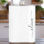 Schwarz-weißer Name für das Girl-Monogramm Flachmann<br><div class="desc">Name und Flasche für das erste Party der Monogramm in Weiß und Schwarz. Das macht den perfekten 16 Geburtstag,  Hochzeit,  Brautparty,  Jubiläum,  Babydusche oder Junggeselinnen-Abschied Geschenk für jemanden,  der Lieben glamourösen Luxus und schicke Stile.</div>