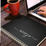 Schwarz-weißer Name für das Girl-Monogramm Notizblock<br><div class="desc">Black and White Simple Script Monogram Name Spiral Notebook Planner. Das macht den perfekten 16 Geburtstag,  Hochzeit,  Brautparty,  Jubiläum,  Babydusche oder Junggeselinnen-Abschied Geschenk für jemanden,  der Lieben glamourösen Luxus und schicke Stile.</div>