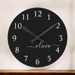 Schwarz-weißer Name für das Girl-Monogramm Runde Wanduhr<br><div class="desc">Schwarz und Weiß einfache Script Monogram Name Clock. Das macht den perfekten 16 Geburtstag,  Hochzeit,  Brautparty,  Jubiläum,  Babydusche oder Junggeselinnen-Abschied Geschenk für jemanden,  der Lieben glamourösen Luxus und schicke Stile.</div>